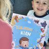 Eine Frau schenkt ihrem Sohn ein personalisiertes Buch über die Abendroutine mit Tieren auf dem Bauernhof. 