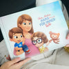 Eine Frau zeigt das Cover eines personalisierten Buches für Mütter und ihre beiden Kinder.