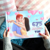 Eine Frau mit einem personalisierten Liebesbuch, das eure Geschichte erzählt – ideal als Jahrestagsgeschenk oder liebevolle Geste für Mann oder Frau.