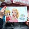 Cover von „Alles Liebe zum Papa-Tag“, einem personalisierten Buch für Papa, mit Kind und Mama auf dem Cover.
