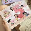 Eine Frau hält ein speziell für fünf Kinder gestaltetes Buch in der Hand, das ein tolles personalisiertes Geschenk für eine Familie ist.