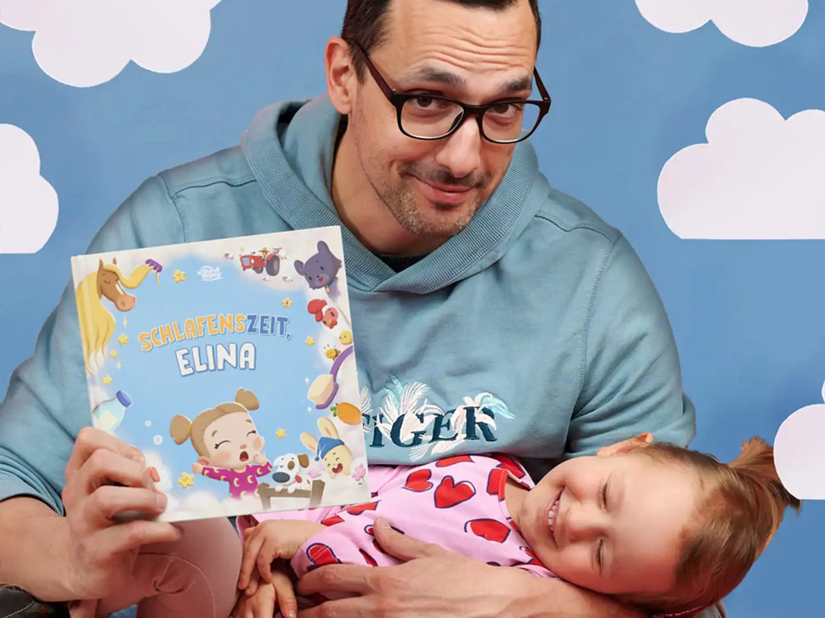 Vater und Tochter lesen gemeinsam ein personalisiertes Buch über die nächtliche Routine, das auch ein lustiges Bauernhofbuch ist.	