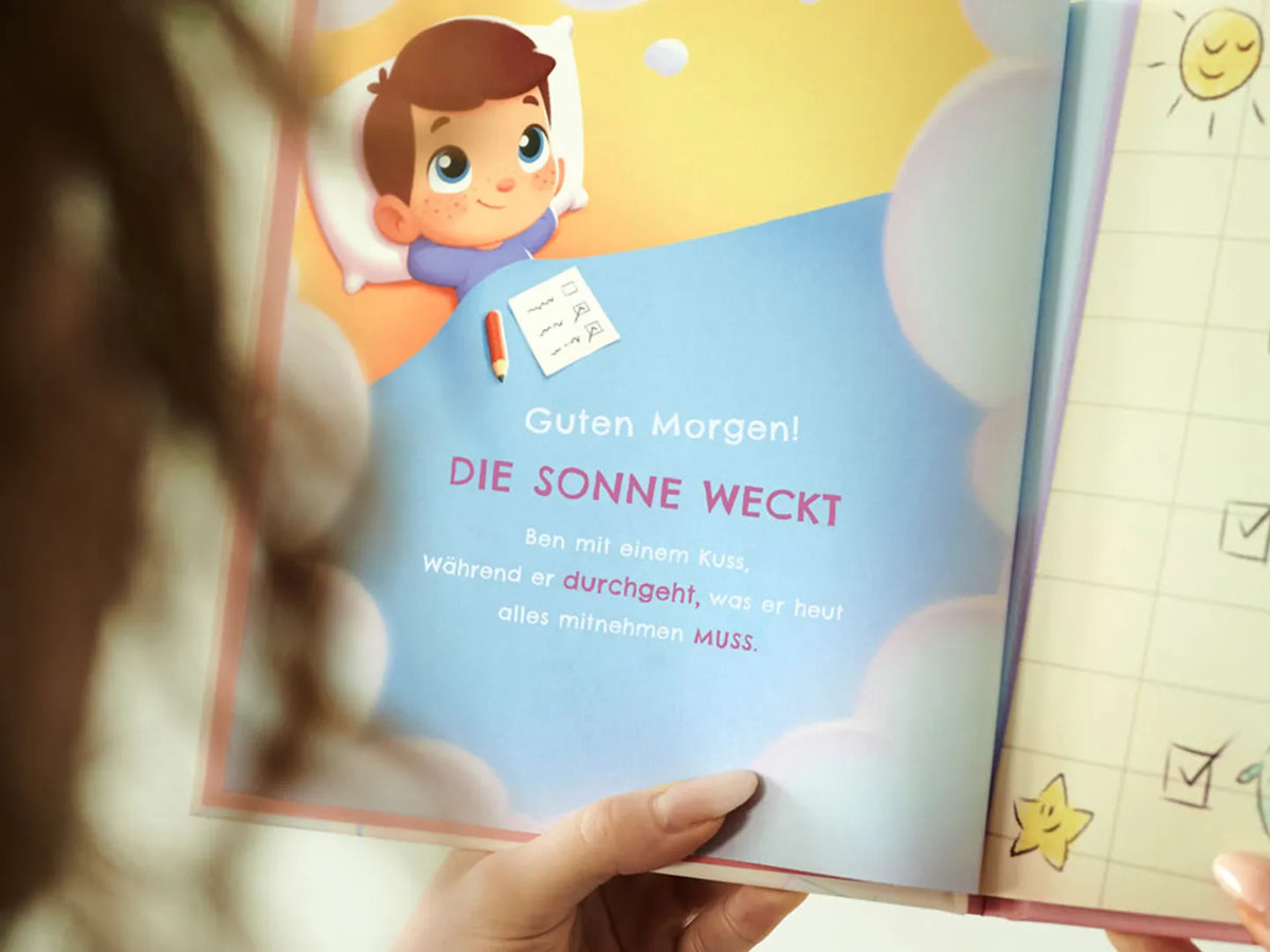 Werfen Sie einen Blick in das Buch Mark geht zur Schule, das ein süßes personalisiertes Geschenk für Kinder ist.			