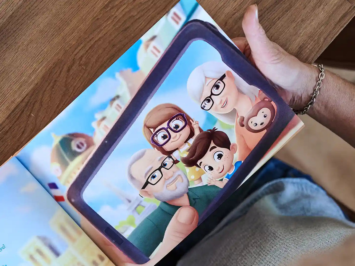 Eine Großmutter schaut sich das personalisierte Buch für Omas und Opas mit zwei Enkelkindern an. 