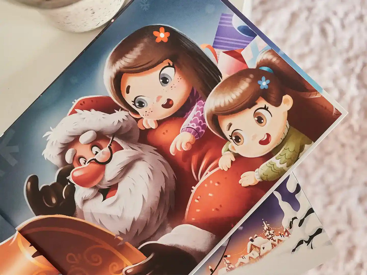 Zwei personalisierte Kinder im Buch zu Weihnachten in einer süßen Geschichte mit dem Weihnachtsmann von den Hurra Helden. 