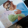 Süße Illustration eines Vaters, der sein Bündel Freude aus unserem maßgeschneiderten Buch für Väter und Kinder hält.