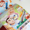 Detaillierte individuelle Illustration aller vier Familienmitglieder, die Pfannkuchen backen.