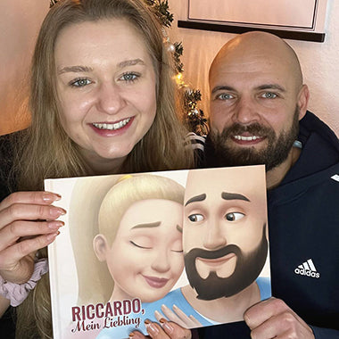 Ein Mann und eine Frau lächeln mit ihrem personalisierten Liebesbuch, das beste Geschenk für den Freund.