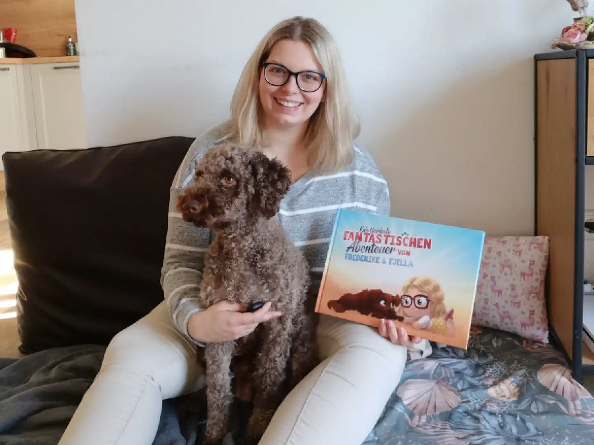 Ein Mädchen hält liebevoll ihren Hund und ist glücklich, weil sie ein personalisiertes Buch für Haustiere geschenkt bekommen hat.