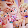 Kinder zeigen auf ihre personalisierten Avatare im besten Geschenk für Geschwister. 