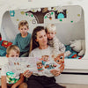 Eine Mutter liest ihren drei Kindern das personalisierte Buch von Hurra Helden. 