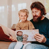 Eine Enkelin und Opa sitzen auf der Couch und blättern im individuellen Buch für Opas. 