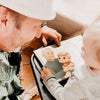 Ein Großvater zeigt seinem Enkel das schönste Geschenk für Opas und Enkelkinder von Hurra Helden. 