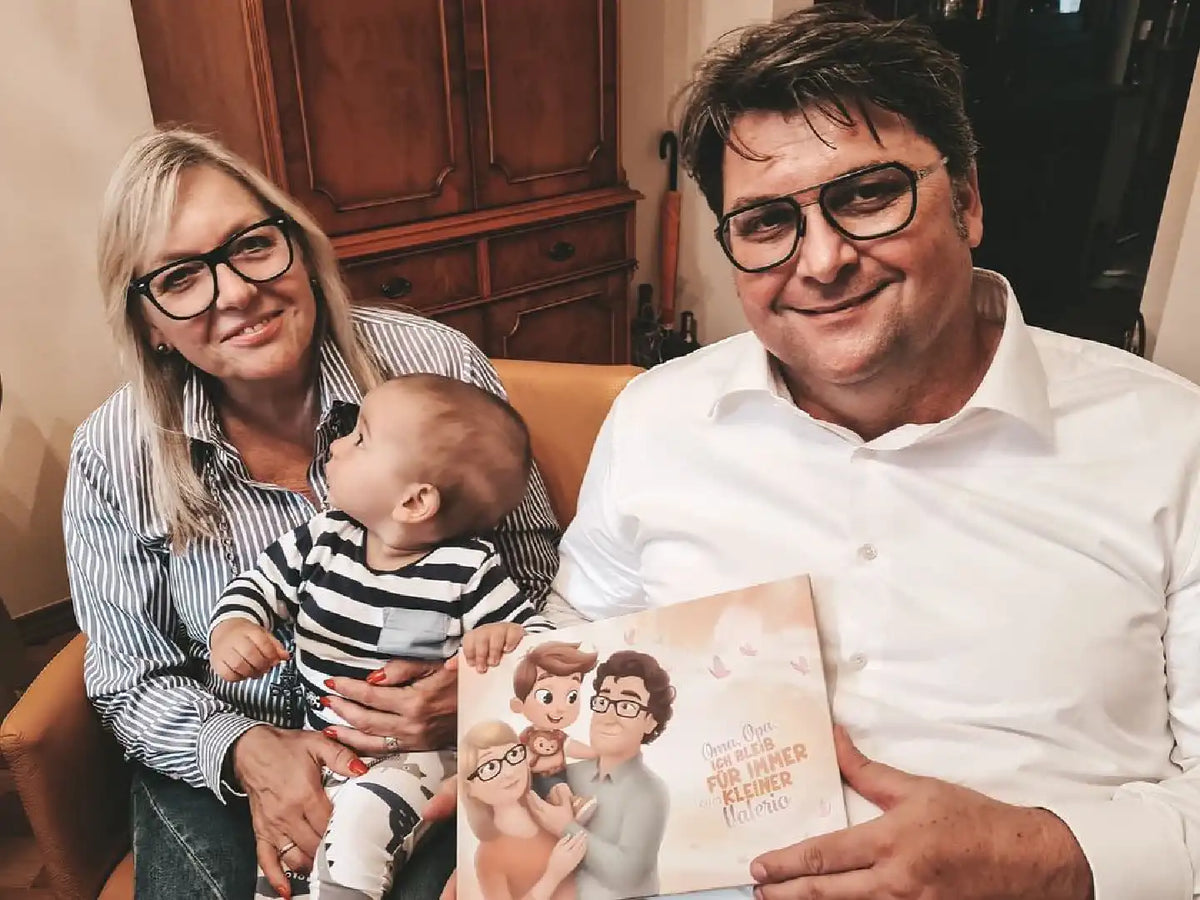 Überglückliche Großeltern mit ihrem Enkelsohn, zeigen ihr personalisiertes Geschenk. 