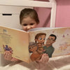 Ein kleines Mädchen schaut sich die wundervollen Illustrationen im Buch für Oma, Opa und ein Enkelkind. 