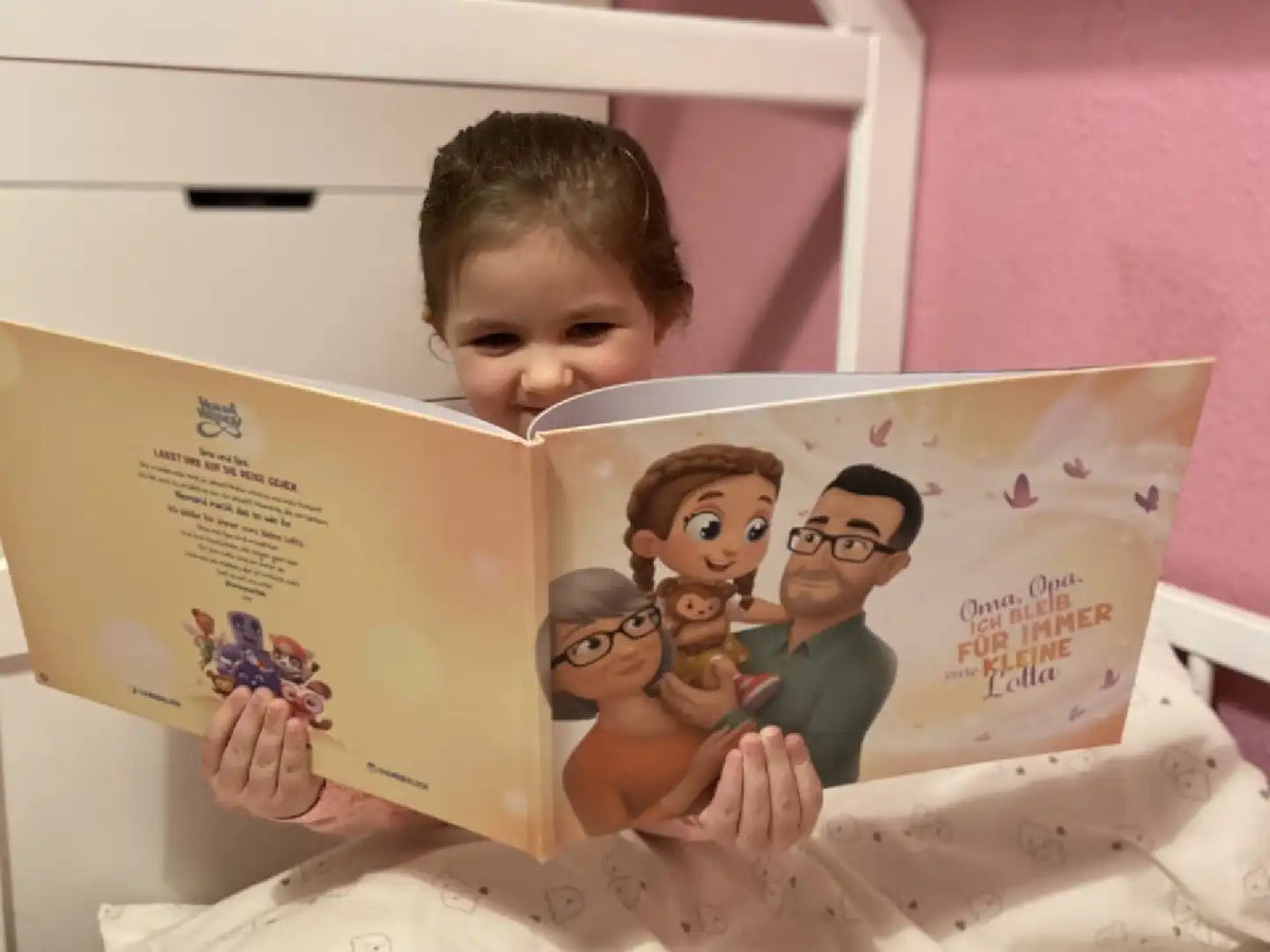 Ein kleines Mädchen schaut sich die wundervollen Illustrationen im Buch für Oma, Opa und ein Enkelkind. 