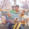 Freude in den Gesichtern von Papa und seinen Kindern, wenn sie ein personalisiertes Buch von Hurra Helden für Papa öffnen.