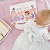 Ein kleines Mädchen mit ihrem personalisierten Buch, dem schönsten Geschenk zum Vatertag. 