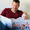 Ein Vater liest sein individuelles Buch für Väter von Hurra Helden. 