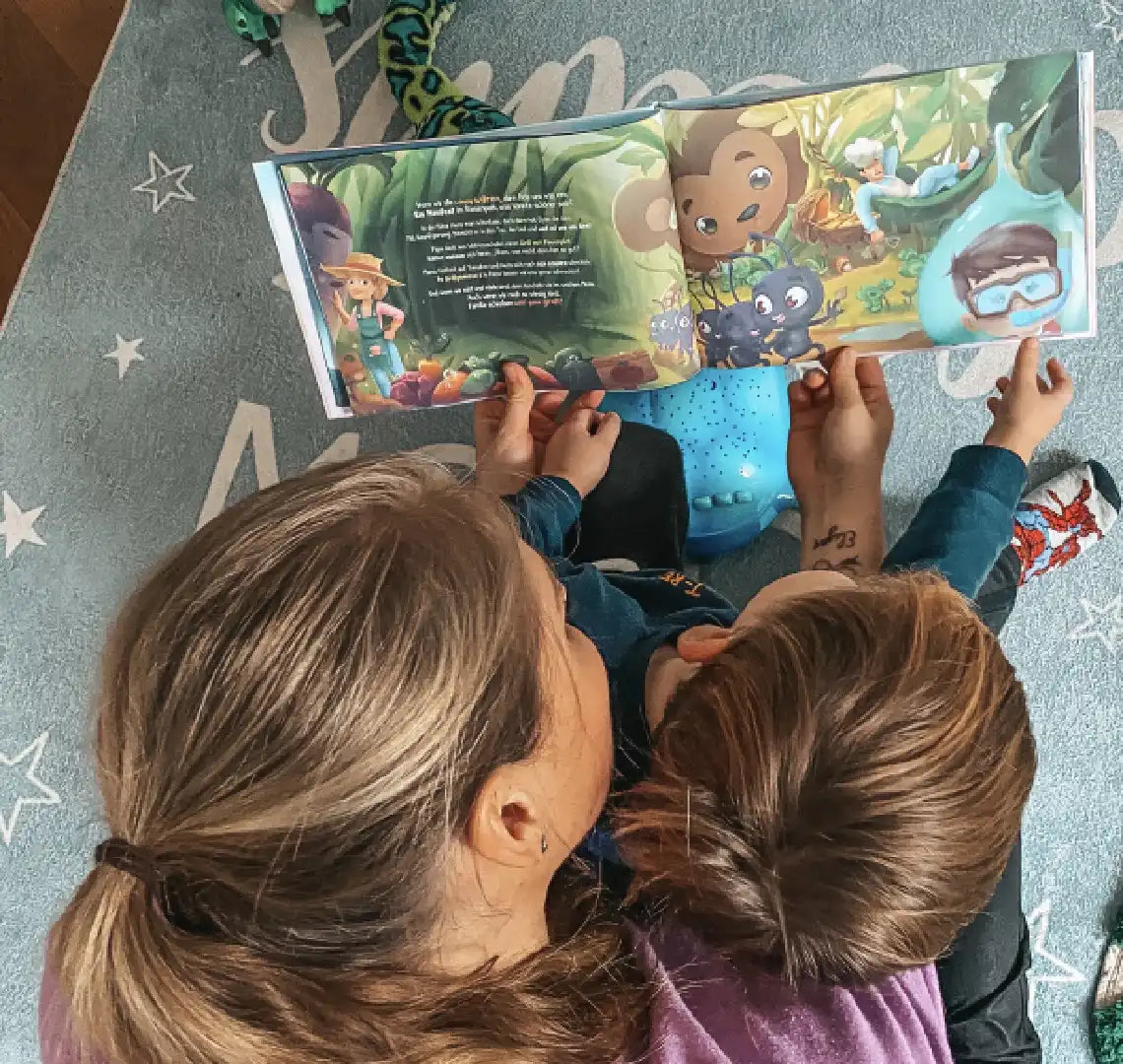 Eine Mutter schaut sich mit ihrem Sohn das individuelle Buch für Familien von Hurra Helden an. 