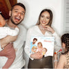 Ein Vater, Mutter und zwei Töchter posieren mit ihrem neuen Buch für Familien von Hurra Helden. 