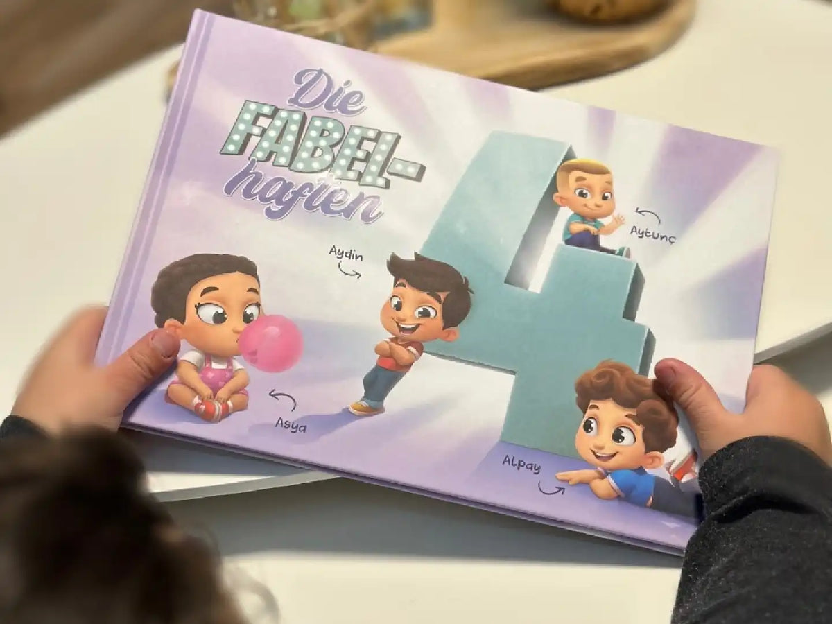 Ein Kind bestaunt den Buchdeckel des neuen Buches für 4 Kinder von Hurra Helden. 