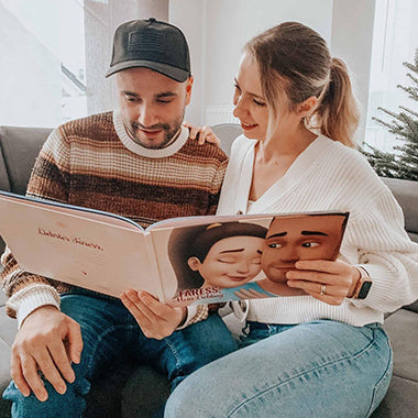 Ein Paar freut sich, weil es ein super personalisiertes Liebesbuch zu Weihnachten geschenkt bekommen hat.