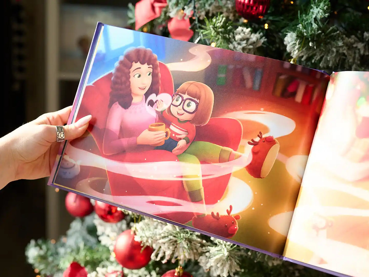 Eine süße Illustration aus einem personalisierten Weihnachtsbuch für Mama und ihre Kleinen.