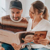 Ein Paar liest sein personalisiertes Buch für Paare.