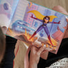 Eine Illustration, die Ihren Freund in diesem personalisierten Buch als den Helden zeigt, der immer den Tag rettet.