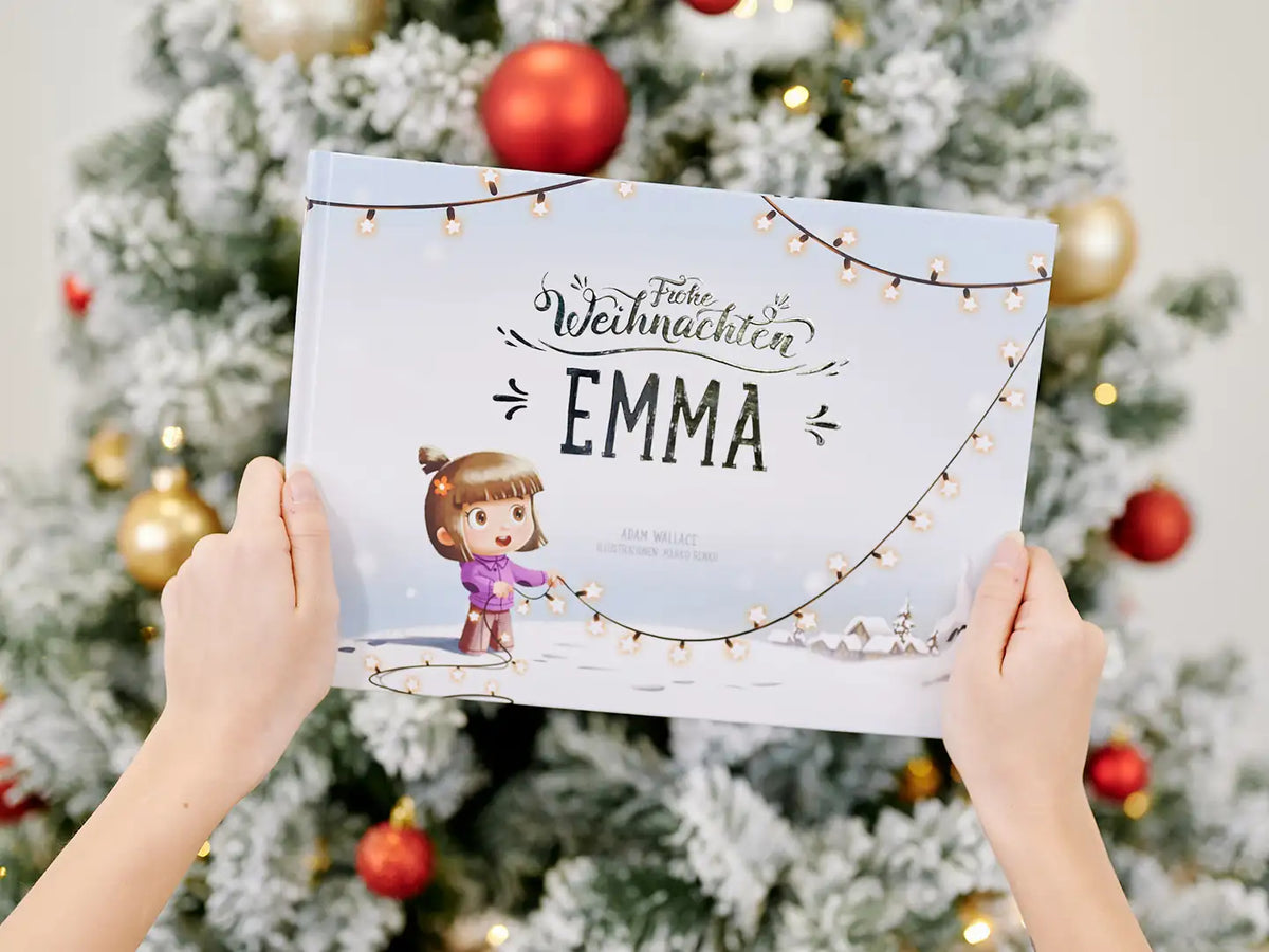 Eine Frau hält ein personalisiertes Weihnachtsbuch in der Hand, das das beste Geschenk für Kinder zu Weihnachten ist.