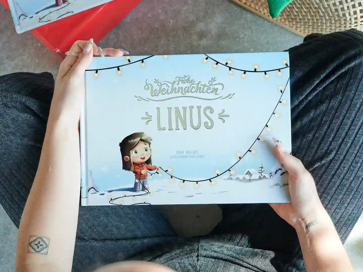 Der Einband eines individuell gestalteten Weihnachtsbuchs mit dem Jungen auf dem Einband.
