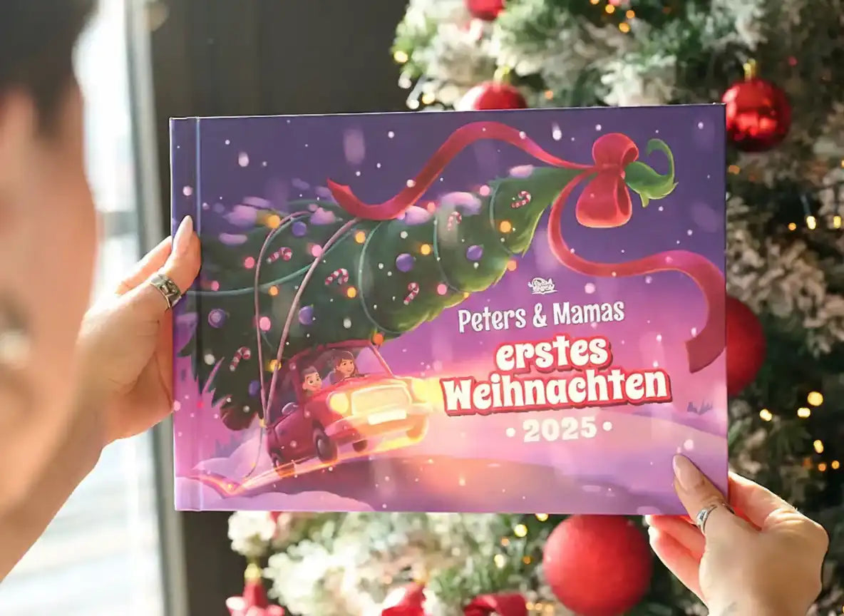 Nahaufnahme des personalisierten Weihnachtsbuchs „Peters & Mamas – Erstes Weihnachten 2025“ vor dem Christbaum.