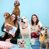 Fröhliche Hundebesitzer mit ihren Hunden und den personalisierten Gedenkbüchern „Max war der BESTESTE Junge“ und „Bella das BESTESTE Mädchen“ – liebevolle Hommage an unvergessliche Fellfreunde.