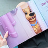 Nahaufnahme einer illustrierten Seite aus einem personalisierten Memorial-Hundebuch mit einem süßen Cartoon-Hund, der fröhlich durch eine Tür schaut – perfekt zur Erinnerung an geliebte Haustiere.