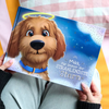 Nahaufnahme eines personalisierten Premium-Erinnerungsbuchs für Hunde mit dem Titel „Mila, für immer der STRAHLENDSTE Stern“, das einen gezeichneten Hund mit Heiligenschein auf dem Cover zeigt – ein einzigartiges Andenken für trauernde Hundebesitzer.