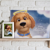 Erinnerungsleinwand für Hunde mit dem Titel „Mila, für immer der STRAHLENDSTE Stern“ auf einem Regal neben einem gerahmten Foto von Hund und Besitzer – ein liebevolles personalisiertes Andenken.
