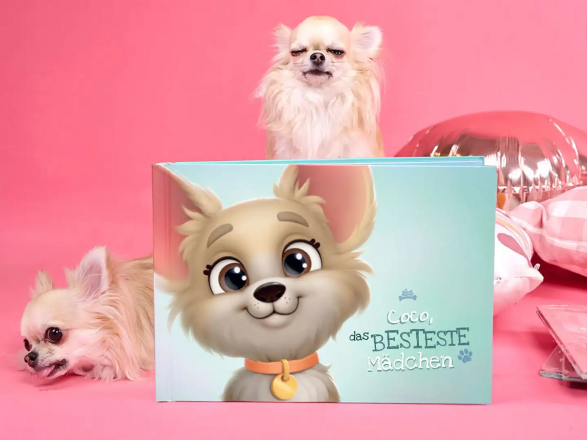 Zwei Chihuahua-Hündinnen posieren neben einem personalisierten Hundebuch mit dem Titel „Coco, das besteste Mädchen“ von Hurra Helden – ein einzigartiges Geschenk für Hundefreunde und Chihuahua-Liebhaber.