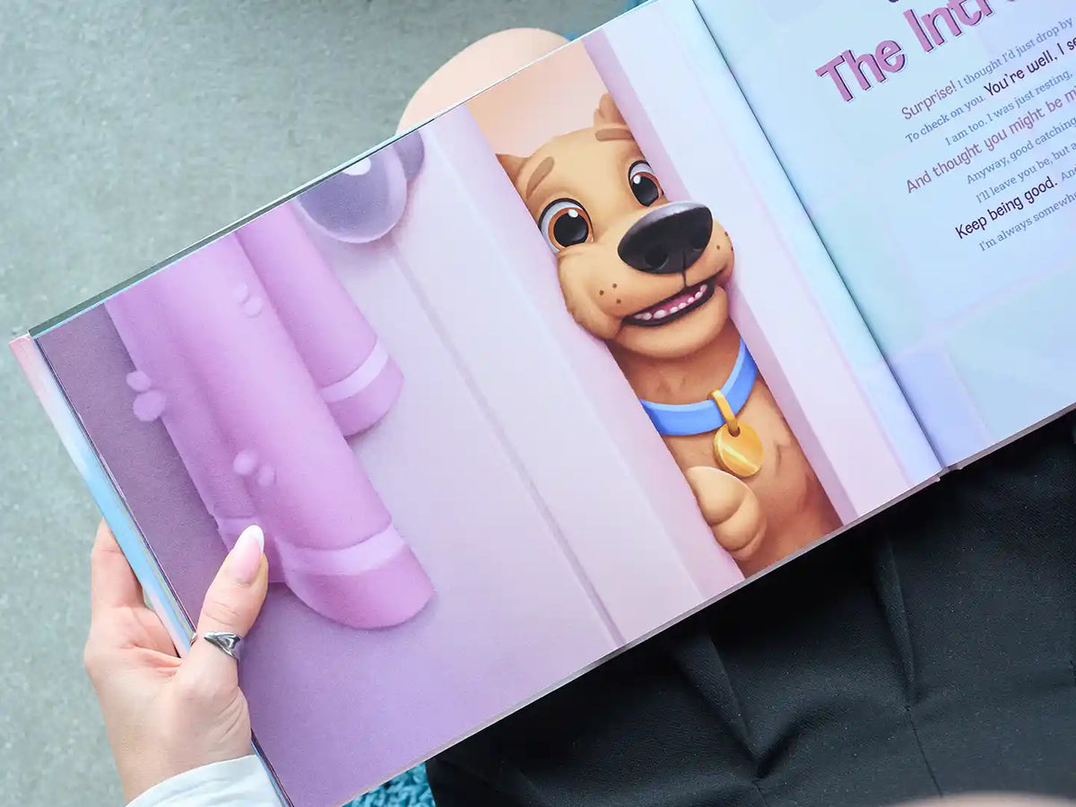 Nahaufnahme einer illustrierten Seite aus einem personalisierten Hundebuch, auf der ein niedlicher gezeichneter Hund mit fröhlichem Blick durch eine Tür lugt.