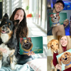 Drei glückliche Hundebesitzer mit ihren personalisierten Hundebüchern – „Maya, der GOLDSCHATZ“, „Smokey, der GOLDSCHATZ“ und „Benny, der BESTESTE Junge“ – zusammen mit ihren bezaubernden Hunden.